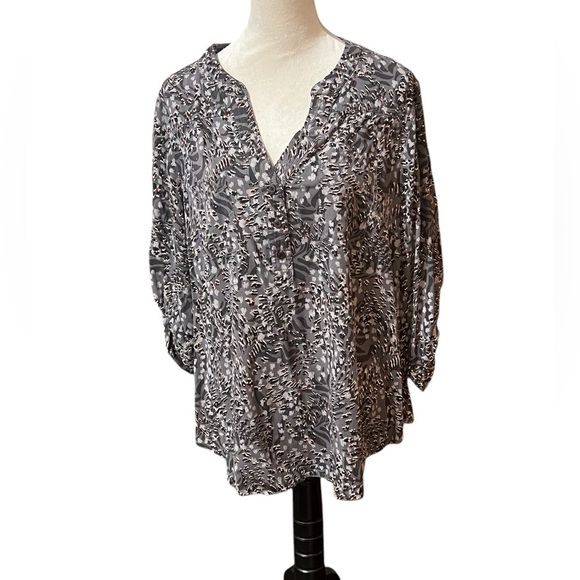 torrid Tops - Torrid Blouse Women Size 1  Roll Tab Sleeve